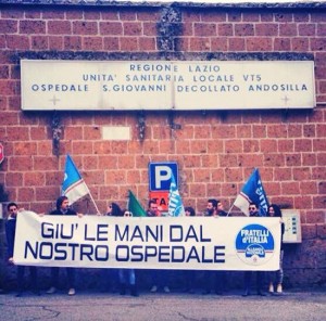 Il sit-in davanti all'ospedale di Fratelli d'Italia