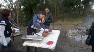 Marta - Tonino Vallesi taglia la porchetta per i visitatori 