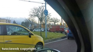 Viterbo - Le macchine parcheggiate sulla rotatoria in piazza dei Castelli