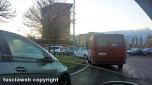 Viterbo - Le macchine parcheggiate sulla rotatoria in piazza dei Castelli