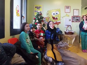 Viterbo - La Befana del poliziotto al reparto di Pediatria di Belcolle