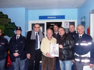 Viterbo - La Befana del poliziotto al reparto di Pediatria di Belcolle