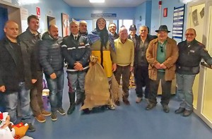 Viterbo - La Befana del poliziotto al reparto di Pediatria di Belcolle
