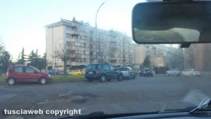 Viterbo - Le macchine parcheggiate sulla rotatoria in piazza dei Castelli