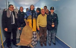 Viterbo - La Befana del poliziotto al reparto di Pediatria di Belcolle