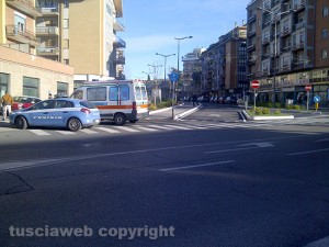Polizia e ambulanza sul posto