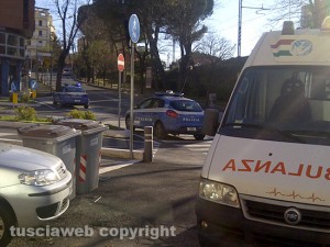 Polizia e ambulanza sul posto