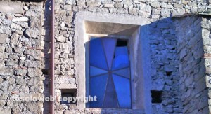 Viterbo - Via San Carluccio - Vetro della chiesa rotto dal botto