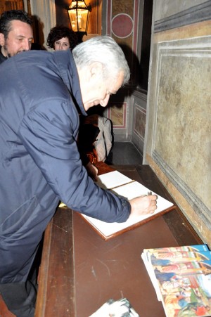 Sacro & Profano, il sindaco firma il registro della mostra