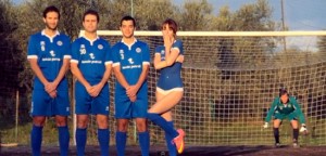 Jasmine Bertani con i calciatori del Querciaiola