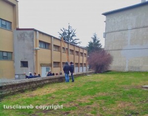 Vejano - Tromba d'aria scoperchia la palestra della scuola