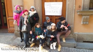 Viterbo - Precari in protesta sotto la Provincia