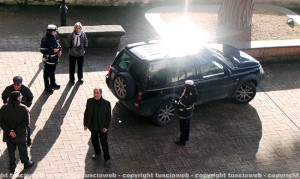 L'auto parcheggiata nel cortile di palazzo dei Priori