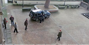 L'auto parcheggiata nel cortile di palazzo dei Priori