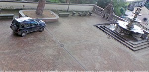 L'auto parcheggiata nel cortile di palazzo dei Priori