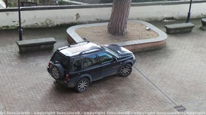 L'auto parcheggiata nel cortile di palazzo dei Priori