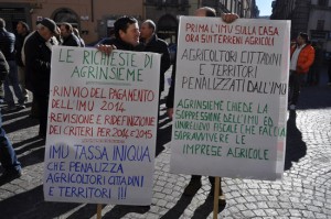 Viterbo - Il presidio sotto la prefettura contro l'Imu