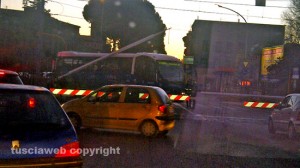 Viterbo - L'autobus incastrato tra le sbarre del passaggio a livello