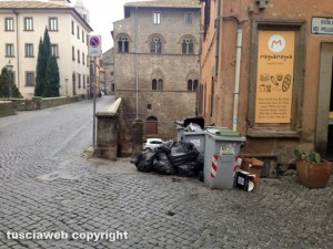 Viterbo - Rifiuti nei pressi di Palazzo dei Papi
