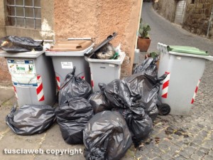 Viterbo - Rifiuti nei pressi di Palazzo dei Papi