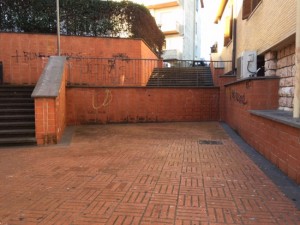 Montalto di Castro - La pulitura della scalinata che collega via Aurelia Tarquinia con via Alessandrini