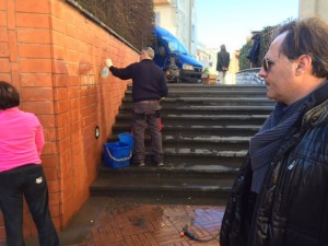 Montalto di Castro - La pulitura della scalinata che collega via Aurelia Tarquinia con via Alessandrini