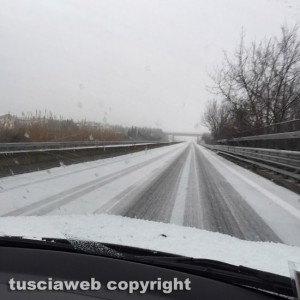 Neve sulla superstrada all'altezza di Bagnaia