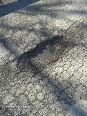 Latera - Le buche sulla strada 74 Maremmana