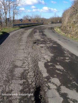 Latera - Le buche sulla strada 74 Maremmana