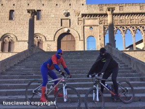Spiderman e Batman in giro per Viterbo