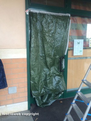 Viterbo - Il vetro sfondato al Point bar 
