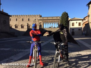 Spiderman e Batman in giro per Viterbo