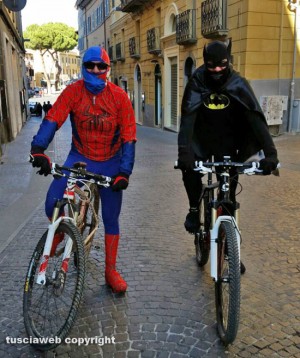 Spiderman e Batman in giro per Viterbo