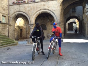 Spiderman e Batman in giro per Viterbo