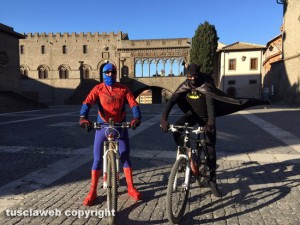 Spiderman e Batman in giro per Viterbo
