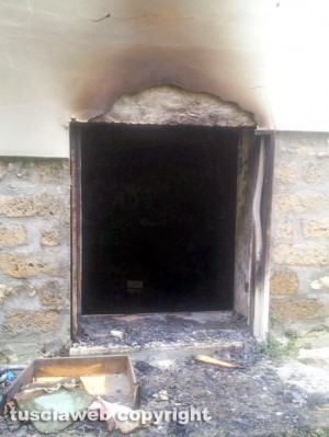 Tarquinia - La palazzina andata a fuoco ed evacuata