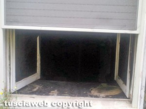 Tarquinia - La palazzina andata a fuoco ed evacuata