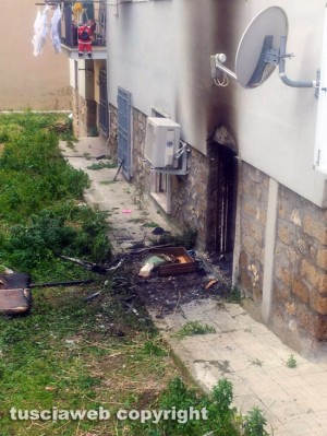 Tarquinia - La palazzina andata a fuoco ed evacuata