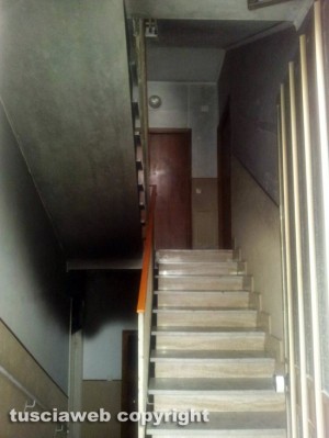 Tarquinia - La palazzina andata a fuoco ed evacuata