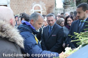 Il padre di Luca Graziosi accarezza la bara