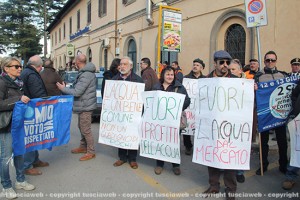 I cittadini di fronte alla stazione di Porta Fiorentina