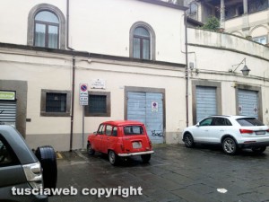 Le auto a piazza Santa Maria Nuova