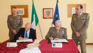 Il comandante Lops con il rettore Ruggieri