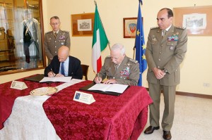 Il comandante Lops con il rettore Ruggieri