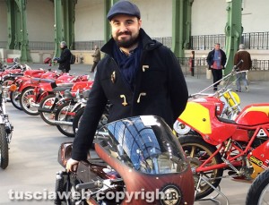 Simone Ceccarelli giovane viterbese restauratore con la sua moto Minerva