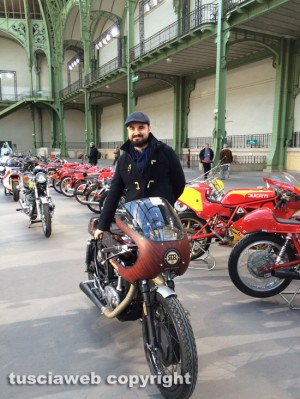 Simone Ceccarelli giovane viterbese restauratore con la sua moto