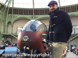 Simone Ceccarelli giovane viterbese restauratore con la sua moto