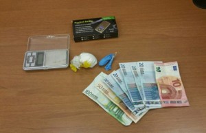 Grosseto - Polizia- La coca, il bilancino e il denaro sequestrato