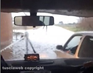 Maltempo - Tarquinia - Le immagini del salvataggio di una donna intrappolata dall'acqua