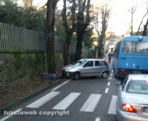 Viterbo - Auto contro albero in via della Grotticella